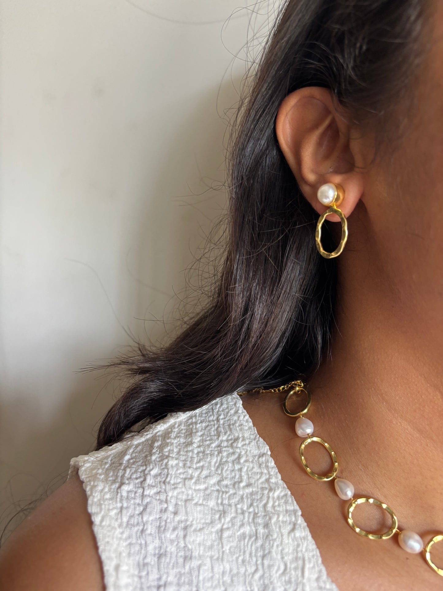 Pearl Cut-out Choker Set -Brass