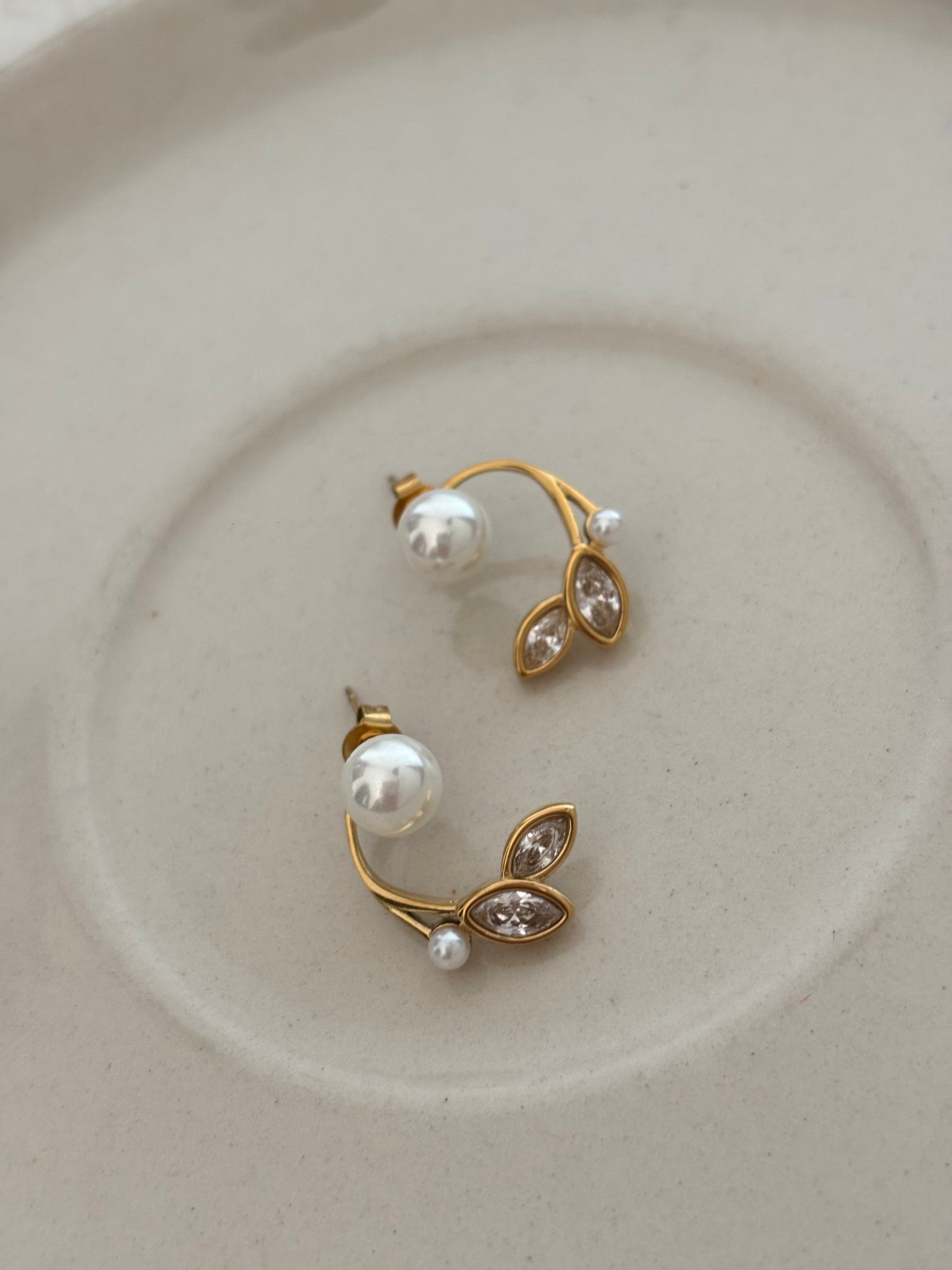 Pearl Bloom Earcuff