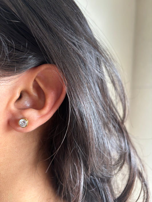 Bezel solitaire studs