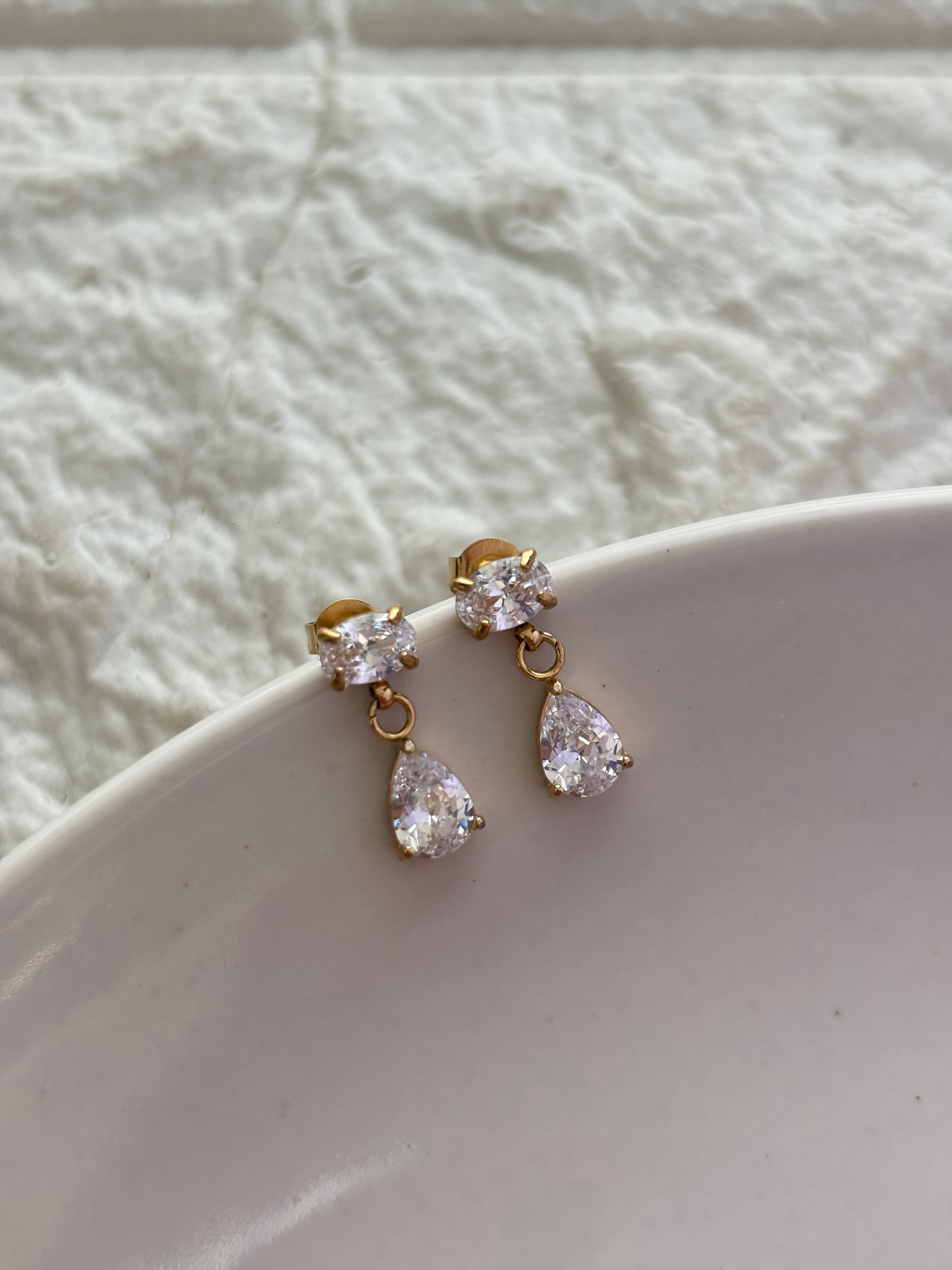 Vivi Solitaire Drop Earring