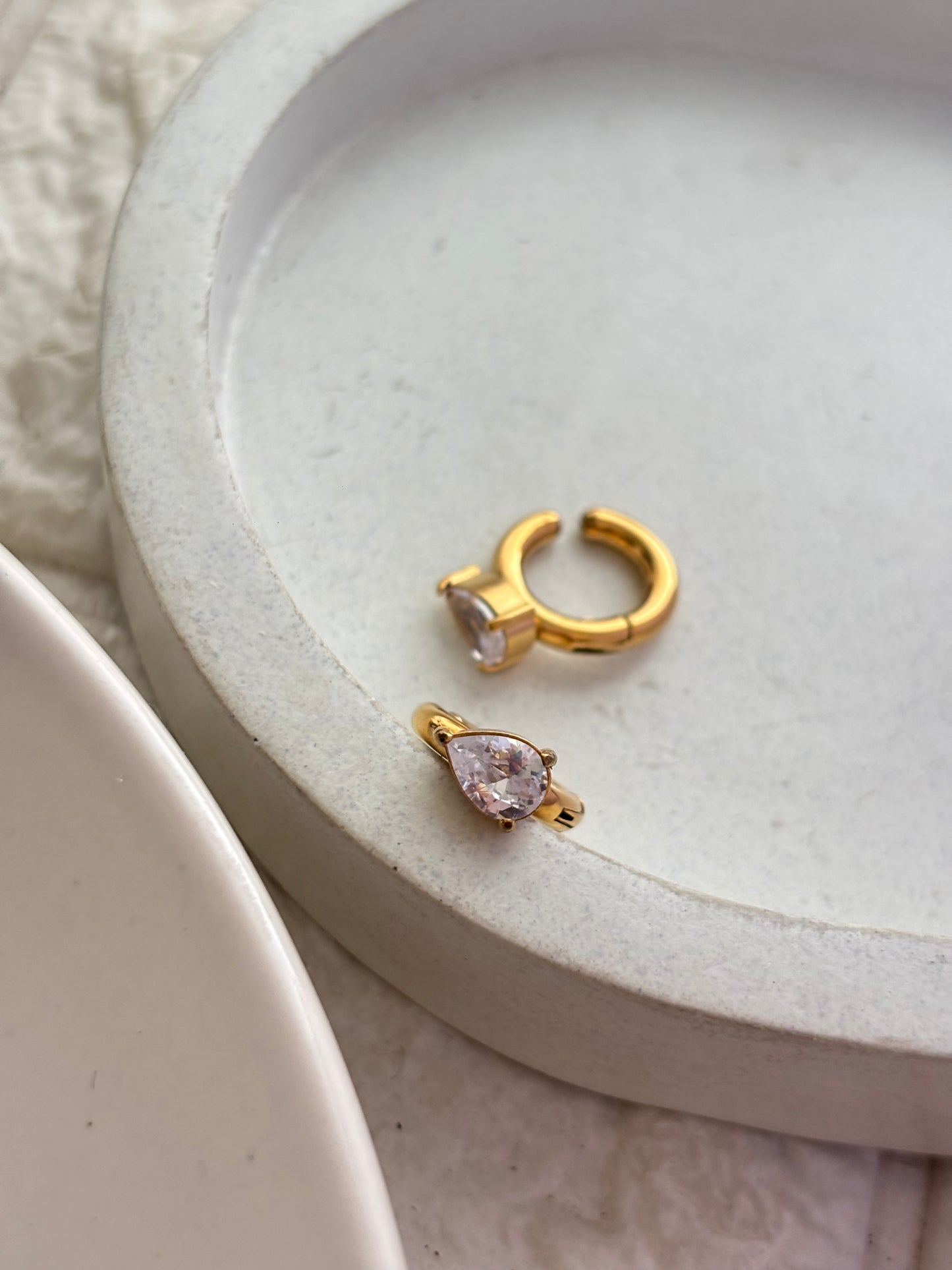 Pear Solitaire Earcuff