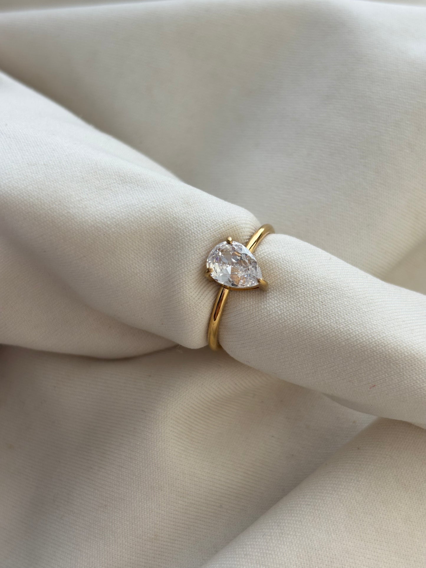 Pear Solitaire RIng