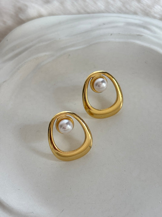Pearl Aura Earring